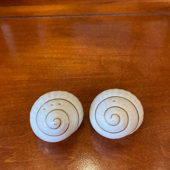 Mikasa Salt & Pepper Shakers - Picture 1 of 2